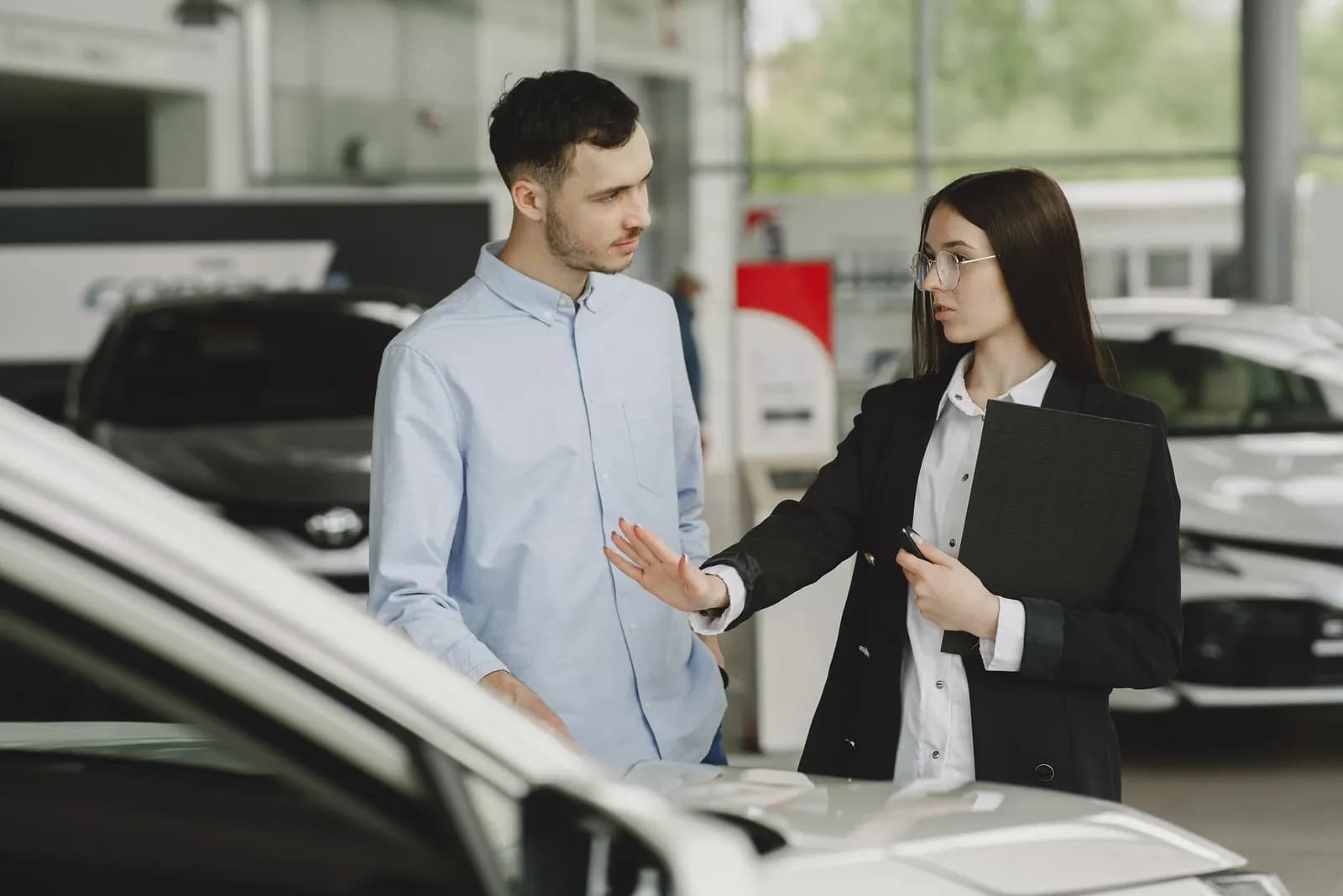 Servis danışmanı araç sahibine araç hakkında bilgi veriyor