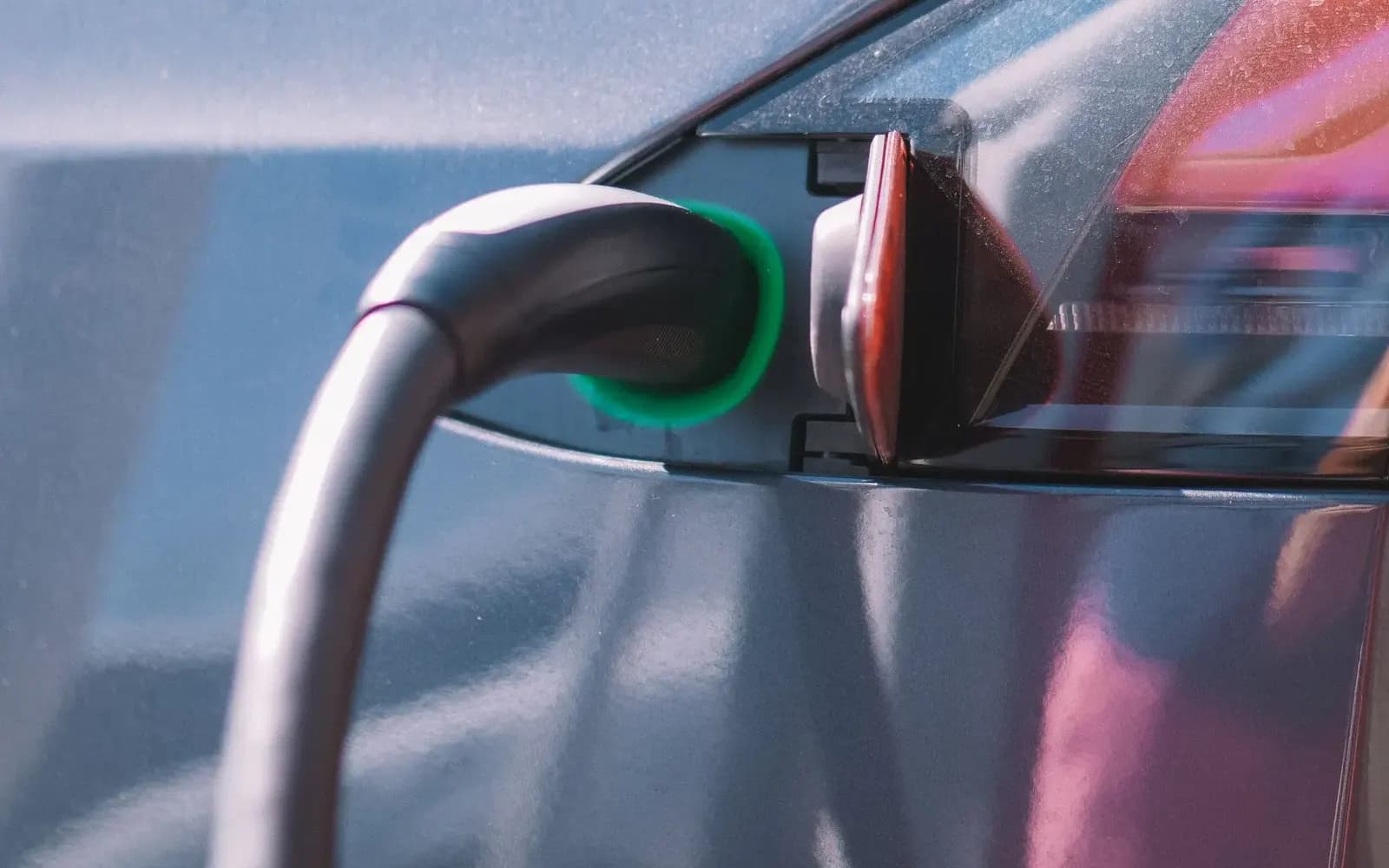 Elektrikli araca takılı şarj kablosu