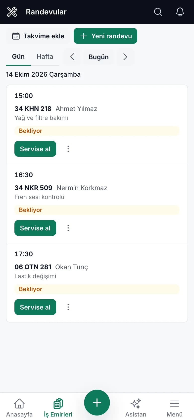 Carzi randevu takvimi: günün randevuları saat sırasıyla, Servise al ve Geldi değil düğmeleriyle (telefon görünümü)