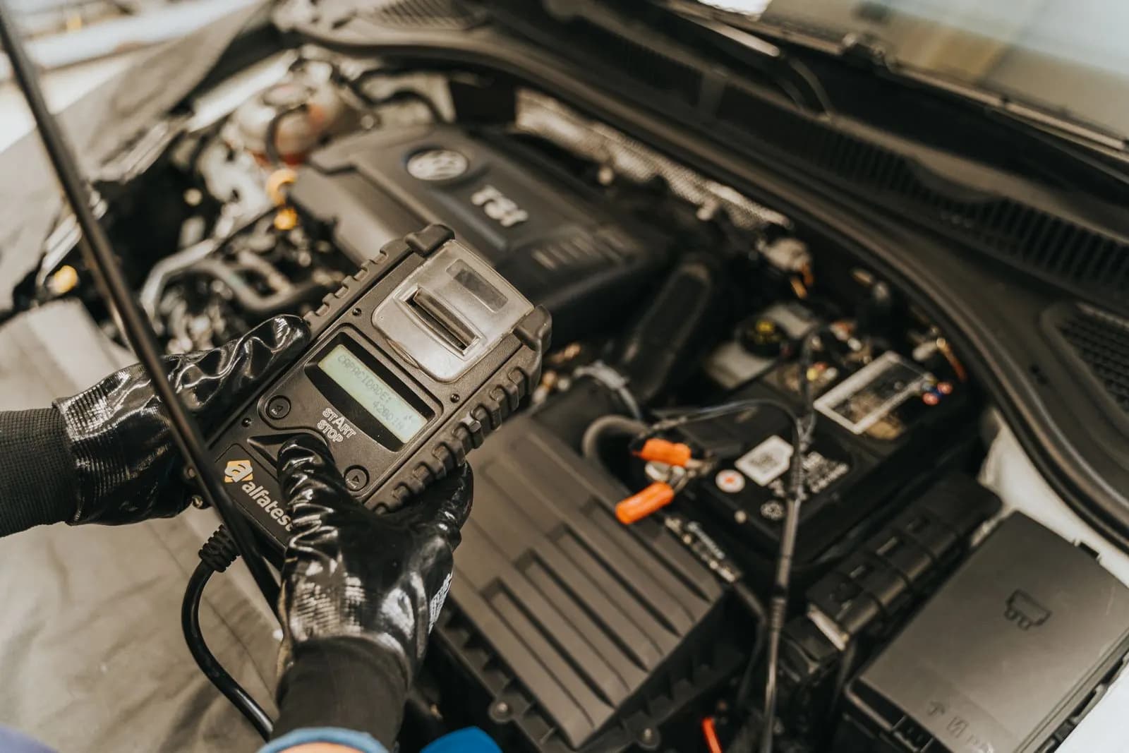 Motor bölmesinde diagnostik cihazıyla elektrik kontrolü